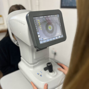 Авторефрактометр під час роботи - Комп'ютерна діагностика очей, окуляри, перевірити зір безкоштовно, послуги оптики. Optyka.pro