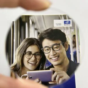 Essilor - французька компанія по виготовленню оптичної лінзи. Багато років займає лідерські позиції серед виробників та виготовила першу в світі прогресивну лінзу.